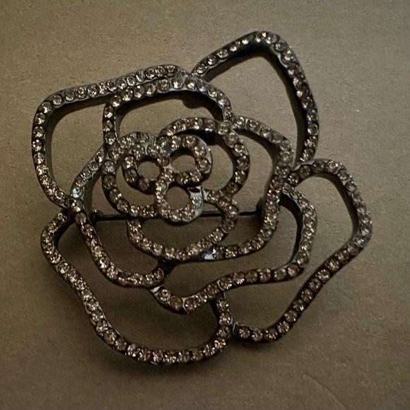 Gorgeous Silver-toned Pave Crystal Rose Brooch Pin - Picture 2 of 5